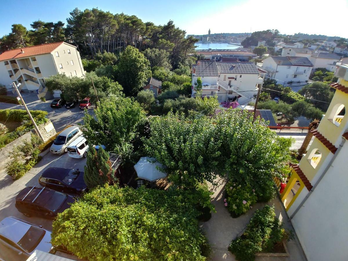 Apartments Mare Banjol Esterno foto